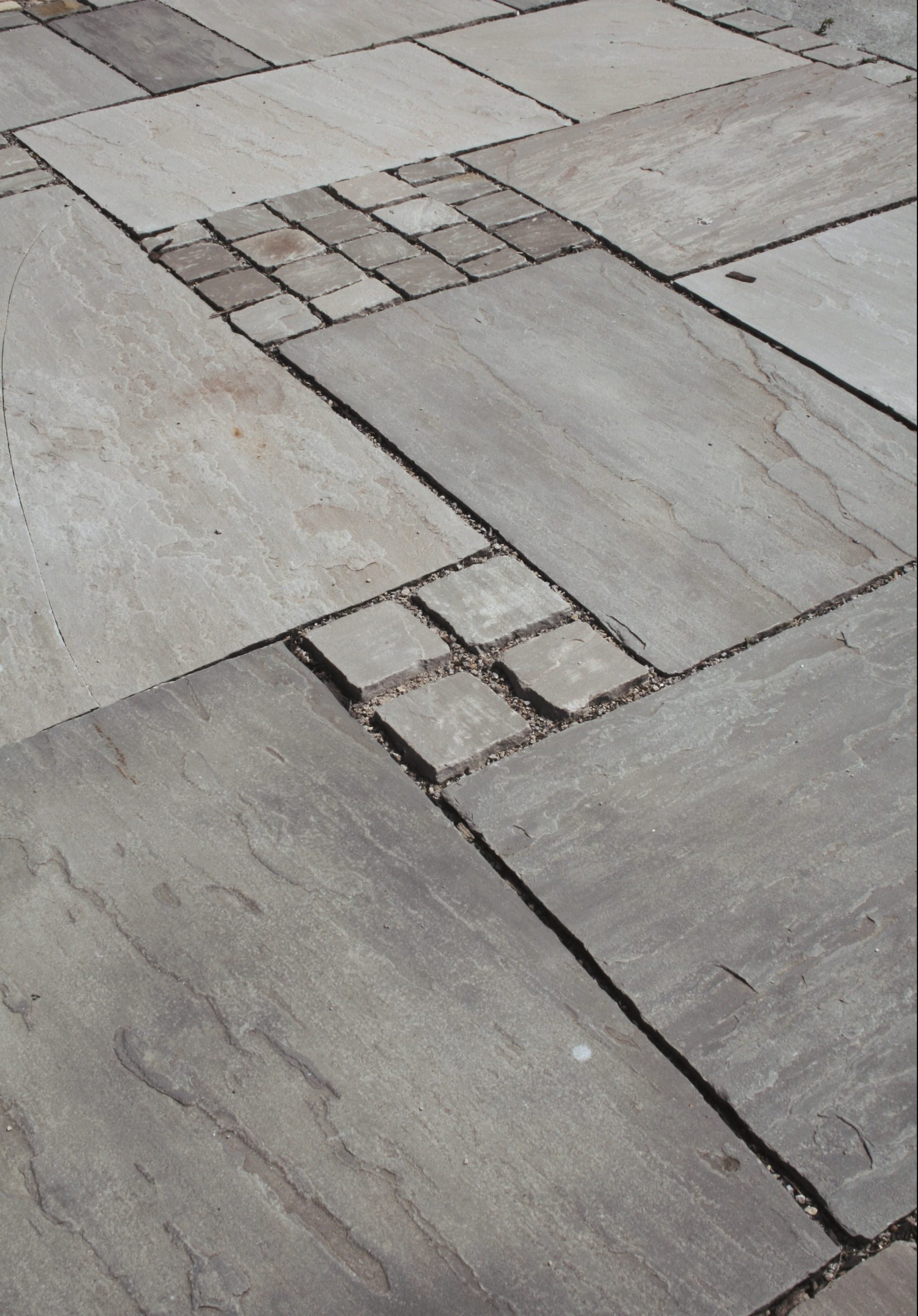 Naturstein Sandstein Bundy Grey Terassenplatten im wilden Verband mit Pflastersteinen spaltrau