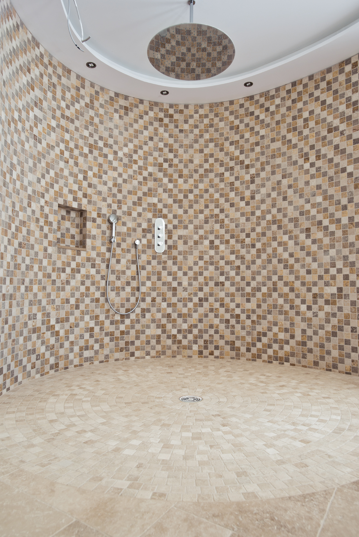Dusche aus Travertin Tuscany Beige Mosaik als Sonderanfertigung 