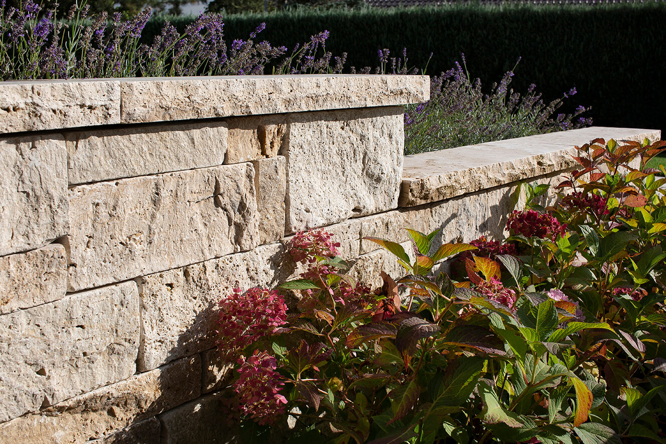 Naturstein Travertin Tuscany Beige Mauersteine gestanzt und getrommelt und Abdeckplatten mit gebürsteter Oberfläche