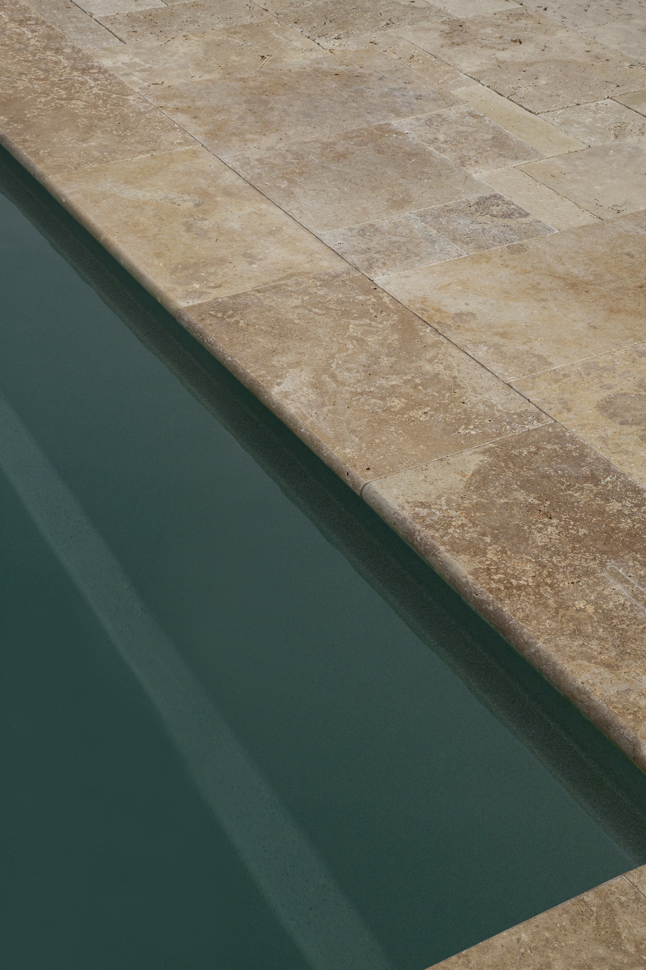 Naturstein Travertin Castine Maron Poolumrandung und Terassenplatten im römischen Verband mit getrommelter Oberfläche