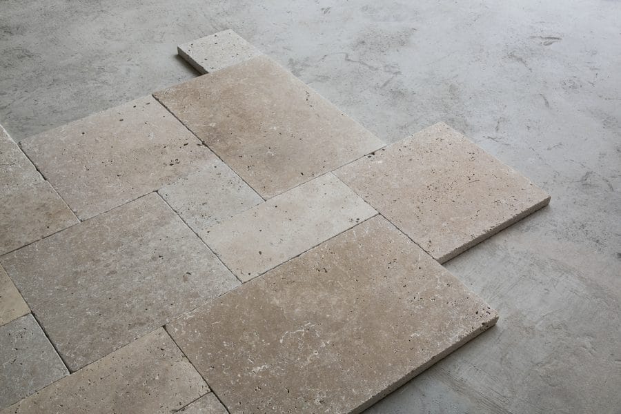 Naturstein Travertin Tuscany Beige Terassenplatten im Römischen Verband mit 4 Formaten getrommelt