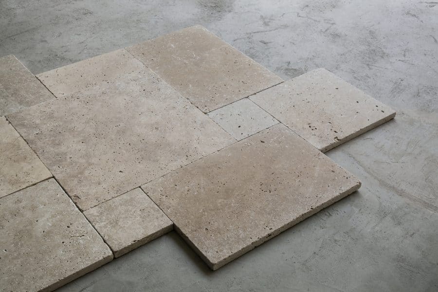 Naturstein Travertin Tuscany Beige Terassenplatten im Römischen Verband mit 5 Formaten getrommelt
