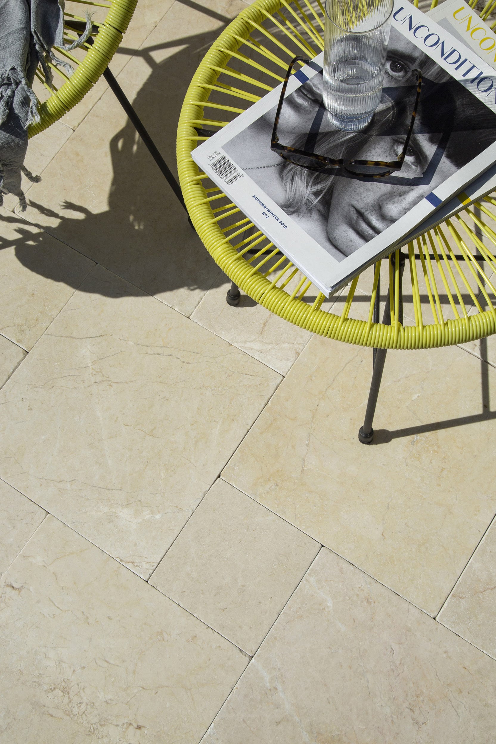 Terrasse mit Kalkstein Pergamon Creme in der Oberfläche getrommelt