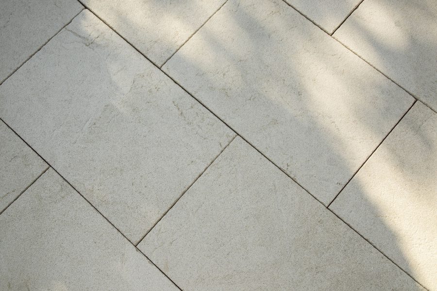 Naturstein Kalkstein Pergamon Creme Terassenplatten sandgestrahlt
