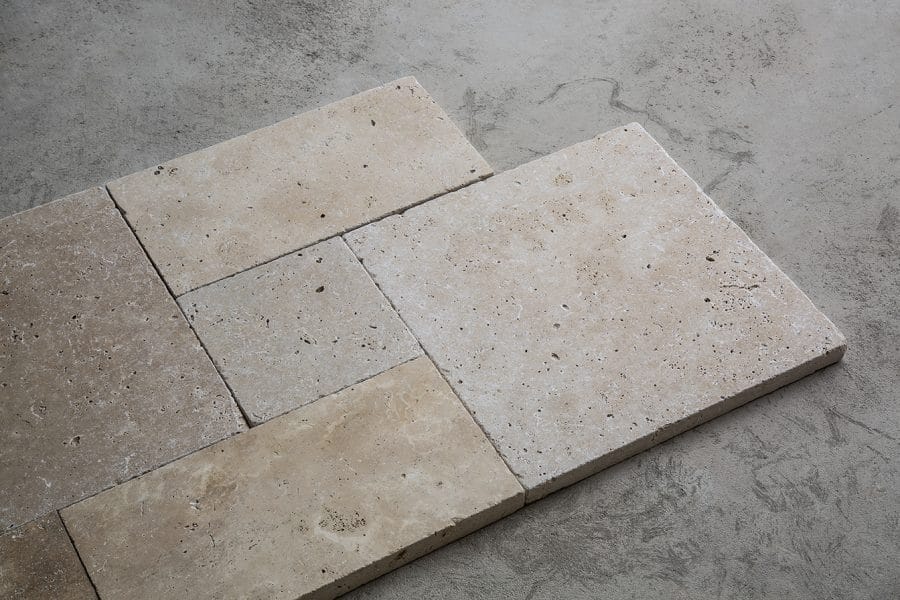 Naturstein Travertin Tuscany Beige Terassenplatten im Römischen Verband mit 3 Formaten getrommelt